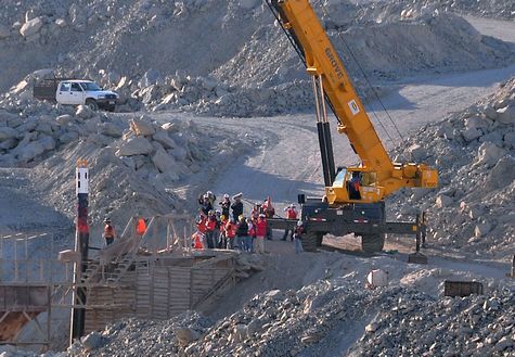 Familiares de mineros demandan a dueños de minera colapsada en Chile