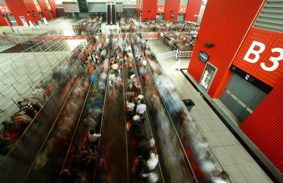 Mucísima gente asiste al Pabellón de China de la Expo en el Día Nacional