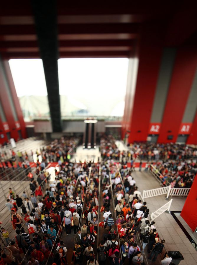 Mucísima gente asiste al Pabellón de China de la Expo en el Día Nacional