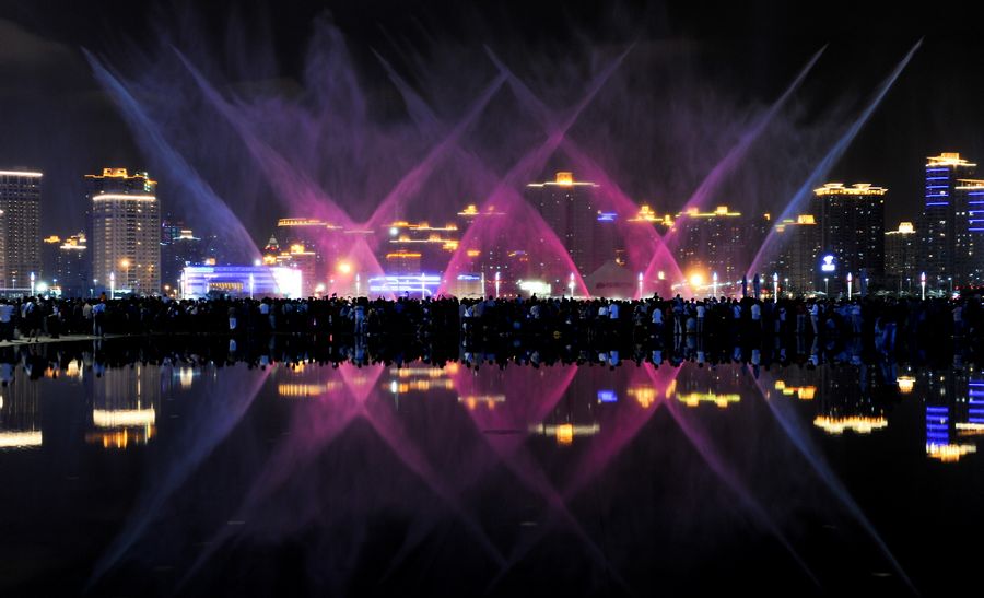 Fuente colorado de música en la Expo por la noche