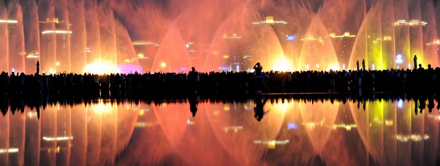 Fuente colorado de música en la Expo por la noche