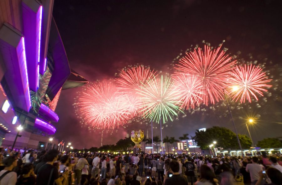 Hong Kong celebra el Día Nacional de China con fuegos artificiales