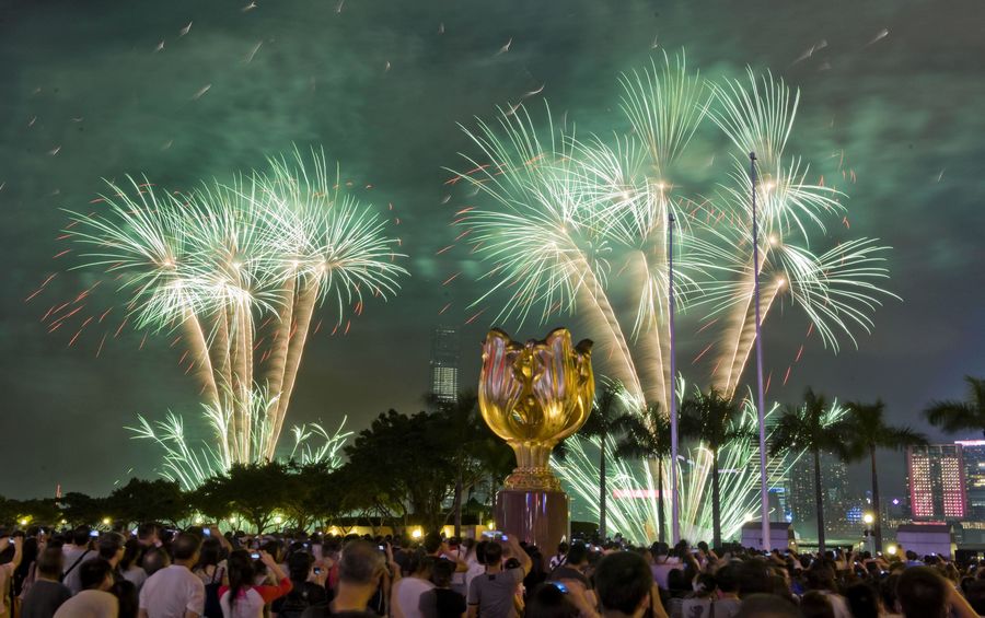 Hong Kong celebra el Día Nacional de China con fuegos artificiales