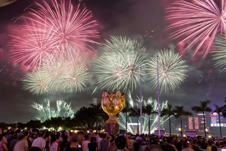 Hong Kong celebra el Día Nacional de China con fuegos artificiales