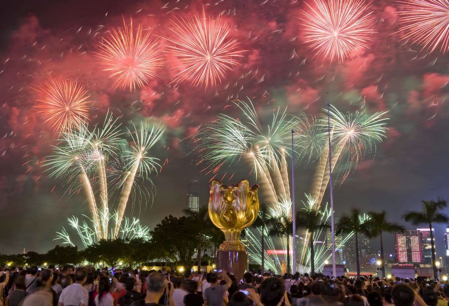 Hong Kong celebra el Día Nacional de China con fuegos artificiales