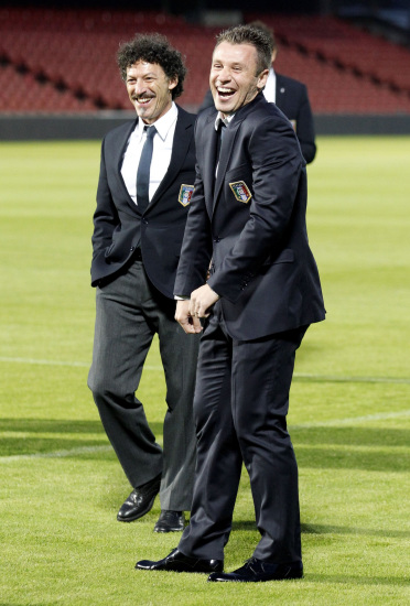 Presenta la selección italiana de los guapos en el campo de fútbol