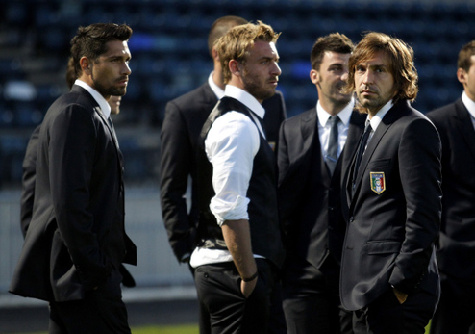 Presenta la selección italiana de los guapos en el campo de fútbol