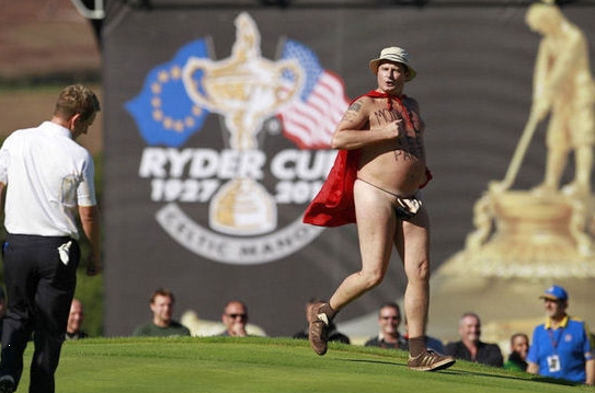 El aficionado loco corre desnudo por el campo de golf