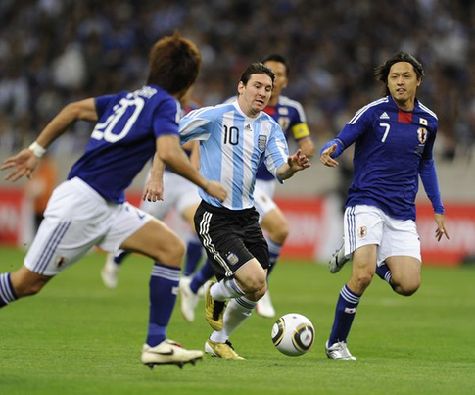 Selección argentina pierde ante Japón, Messi está rodeado