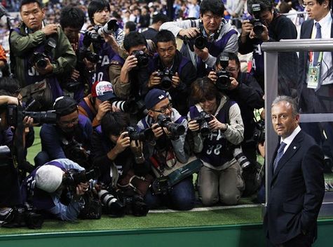 Selección argentina pierde ante Japón, Messi está rodeado