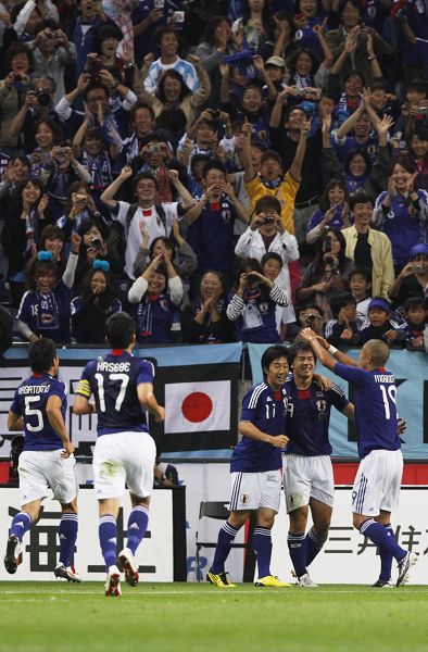 Selección argentina pierde ante Japón, Messi está rodeado