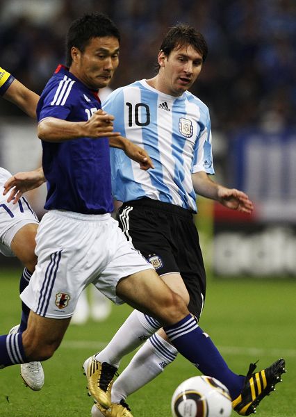 梅西Selección argentina pierde ante Japón, Messi está rodeado