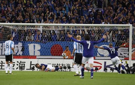 Selección argentina pierde ante Japón, Messi está rodeado