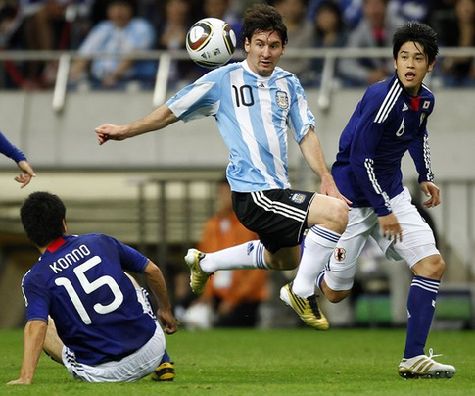 Selección argentina pierde ante Japón, Messi está rodeado