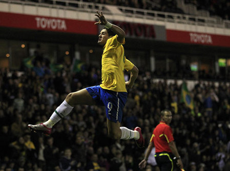 Brasil vence 2-0 a Ucrania