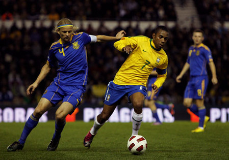 Brasil vence 2-0 a Ucrania