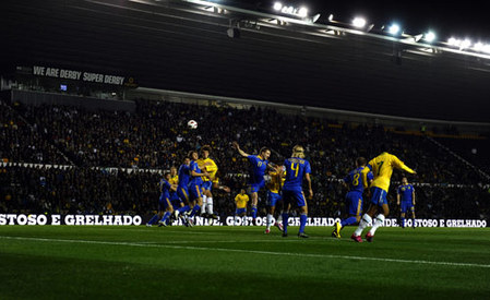 Brasil vence 2-0 a Ucrania