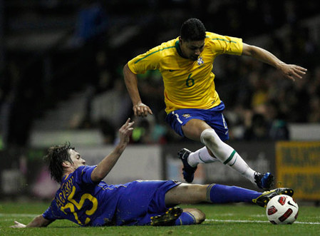 Brasil vence 2-0 a Ucrania