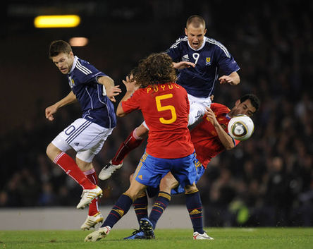 Con dificultades, España gana 3-2 a Escocia