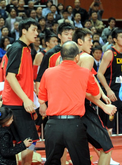 Baloncesto CBA: Una pelea fuerte entre China y Brasil y se interrumpió el partido 