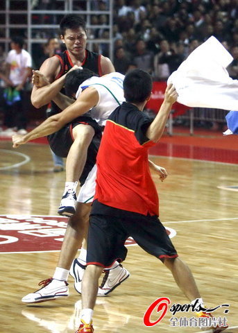 Baloncesto CBA: Una pelea fuerte entre China y Brasil y se interrumpió el partido 