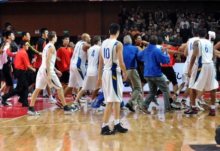 Baloncesto CBA: Una pelea fuerte entre China y Brasil y se interrumpió el partido 