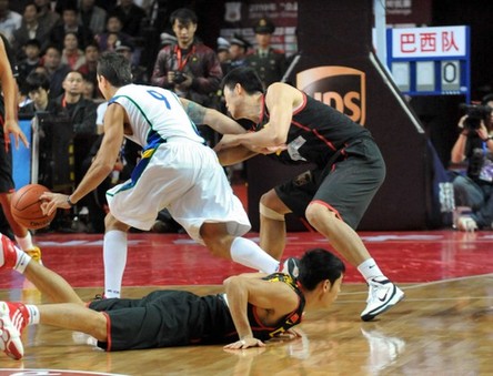 Baloncesto CBA: Una pelea fuerte entre China y Brasil y se interrumpió el partido 