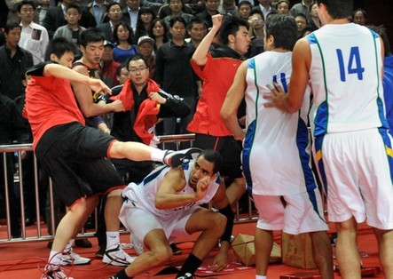 Baloncesto CBA: Una pelea fuerte entre China y Brasil y se interrumpió el partido 