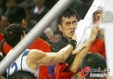 Baloncesto CBA: Una pelea fuerte entre China y Brasil y se interrumpió el partido 