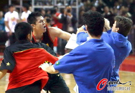 Baloncesto CBA: Una pelea fuerte entre China y Brasil y se interrumpió el partido 