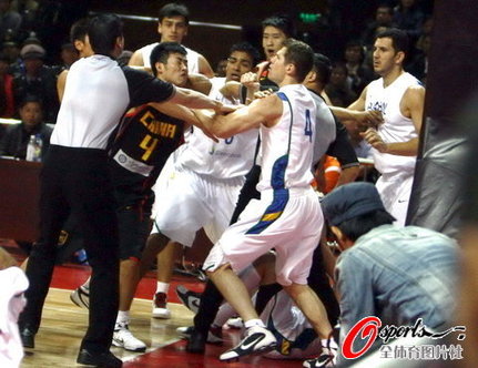 Baloncesto CBA: Una pelea fuerte entre China y Brasil y se interrumpió el partido 