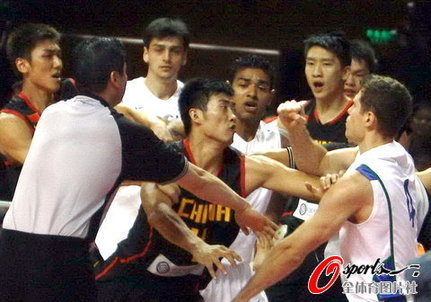 Baloncesto CBA: Una pelea fuerte entre China y Brasil y se interrumpió el partido 