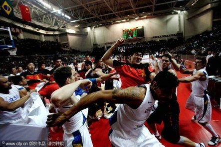 Baloncesto CBA: Una pelea fuerte entre China y Brasil y se interrumpió el partido 