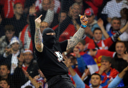 Un aficionado enmascarado provoca un disturbio la clasificación para la Eurocopa 2012