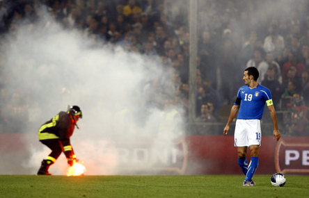 Un aficionado enmascarado provoca un disturbio la clasificación para la Eurocopa 2012