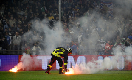 Un aficionado enmascarado provoca un disturbio la clasificación para la Eurocopa 2012