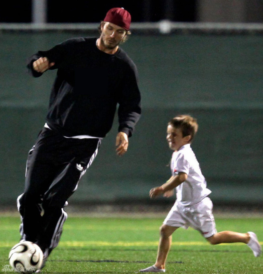 Beckham acompaña a sus hijos jugando el fútbol