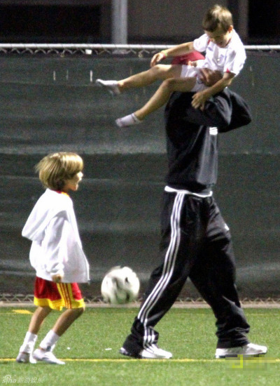 Beckham acompaña a sus hijos jugando el fútbol