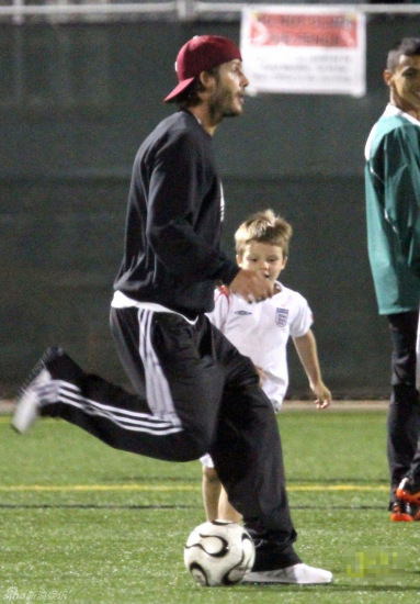 Beckham acompaña a sus hijos jugando el fútbol