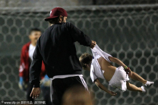 Beckham acompaña a sus hijos jugando el fútbol