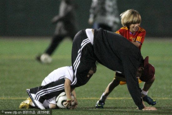 Beckham acompaña a sus hijos jugando el fútbol