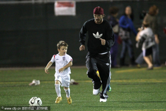 Beckham acompaña a sus hijos jugando el fútbol