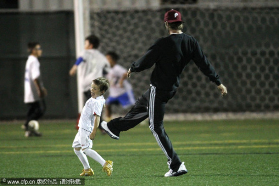 Beckham acompaña a sus hijos jugando el fútbol