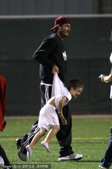 Beckham acompaña a sus hijos jugando el fútbol