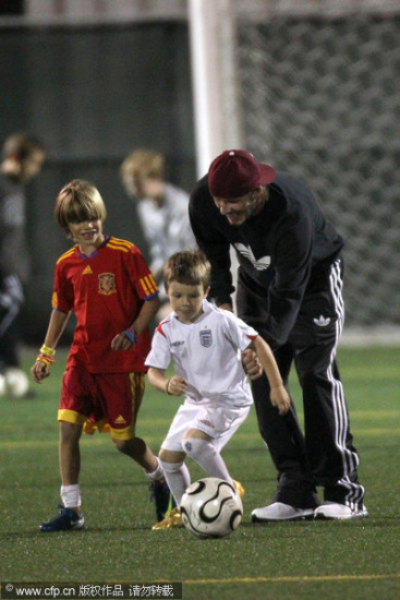 Beckham acompaña a sus hijos jugando el fútbol