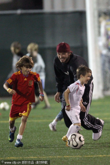 Beckham acompaña a sus hijos jugando el fútbol