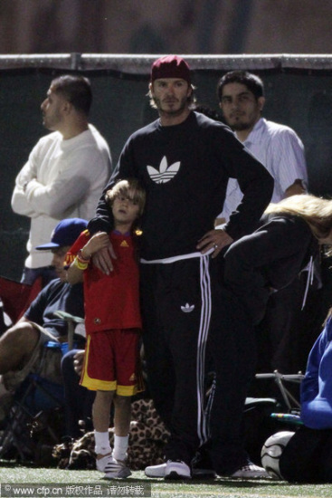 Beckham acompaña a sus hijos jugando el fútbol