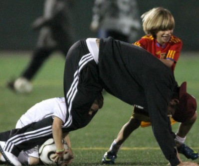 Beckham acompaña a sus hijos jugando el fútbol