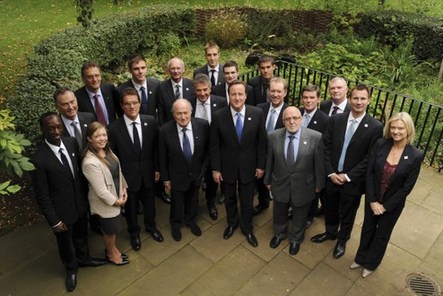图文-FIFA主席布拉特造访伦敦申办委员会成员合影