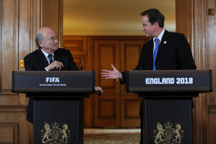 图文-FIFA主席布拉特造访伦敦两强对话交谈甚欢